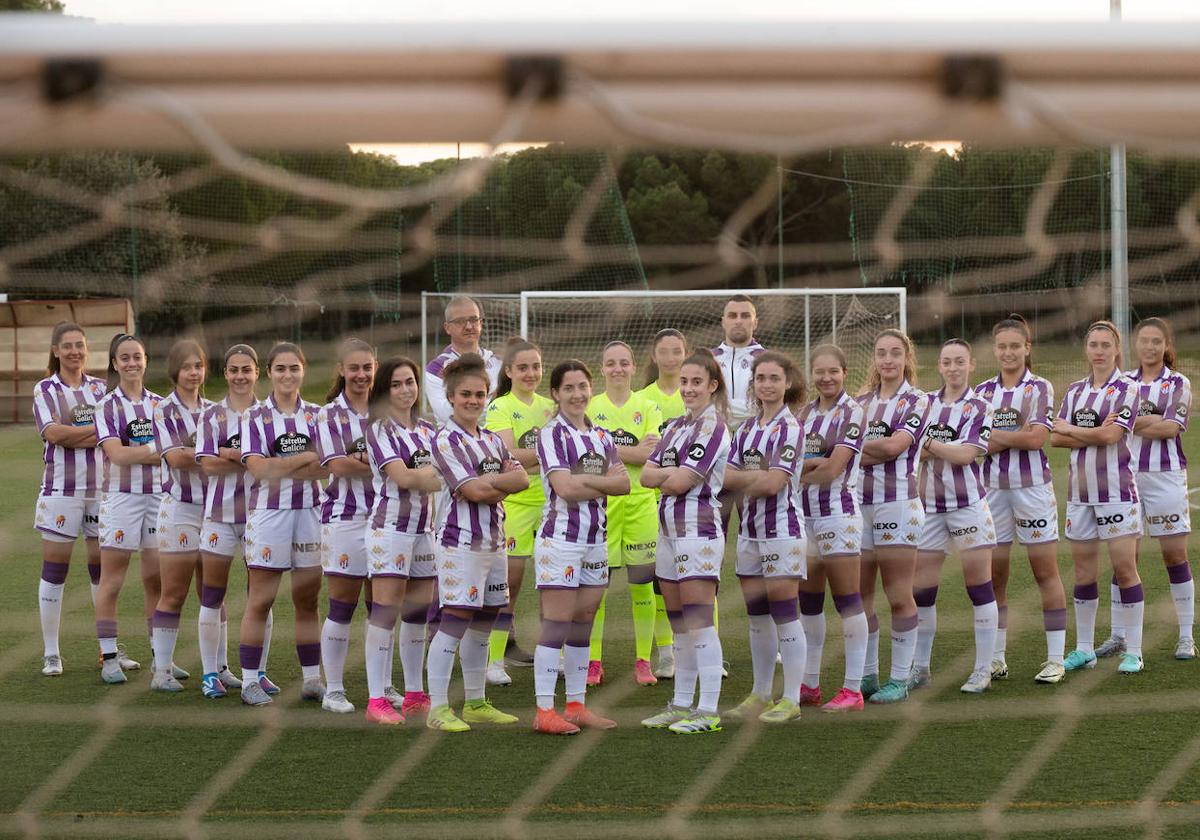 Integrantes y cuerpo ténico del Real Valladolid Simancas posan en su campo de entrenamiento.