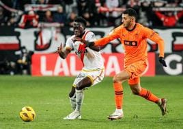 Amallah (derecha) pugna con Abdul Mumin durante el partido Rayo-Valencia de este curso