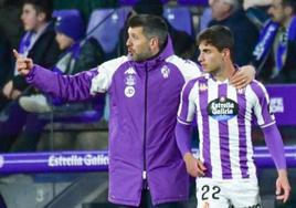 Pezzolano da indicaciones a Lucas Rosa antes de saltar al campo durante el último Real Valladolid-Real Zaragoza.