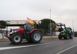 Un grupo de tractores comienza su marcha hacia Valladolid desde Cuéllar, este viernes.