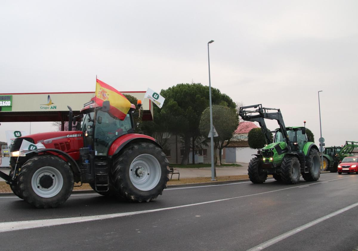 Un grupo de tractores comienza su marcha hacia Valladolid desde Cuéllar, este viernes.