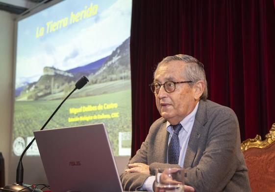 Miguel Delibes de Castro, durante la conferencia en la Academia de Bellas Artes de la Purísima Concepción.