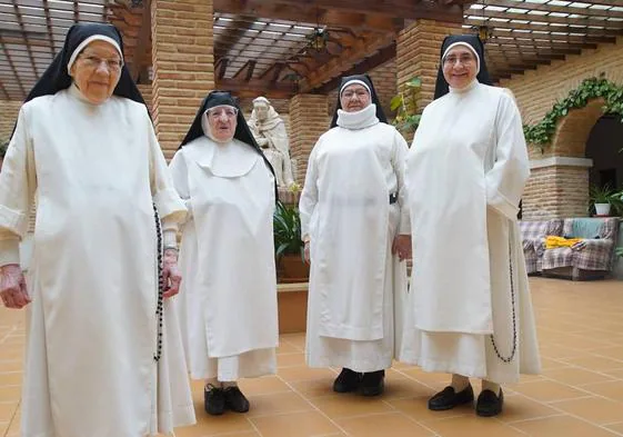 Las cuatro Dominicas que pronto partirán de Mayorga de Campos a Toro, en el claustro del convento.