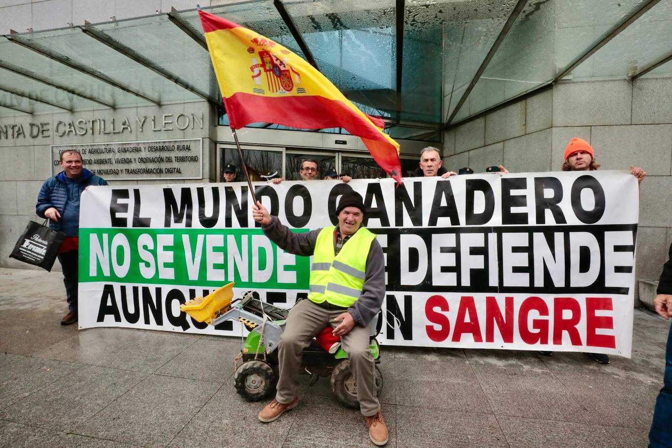 Multitudinaria tractorada de protesta en Valladolid