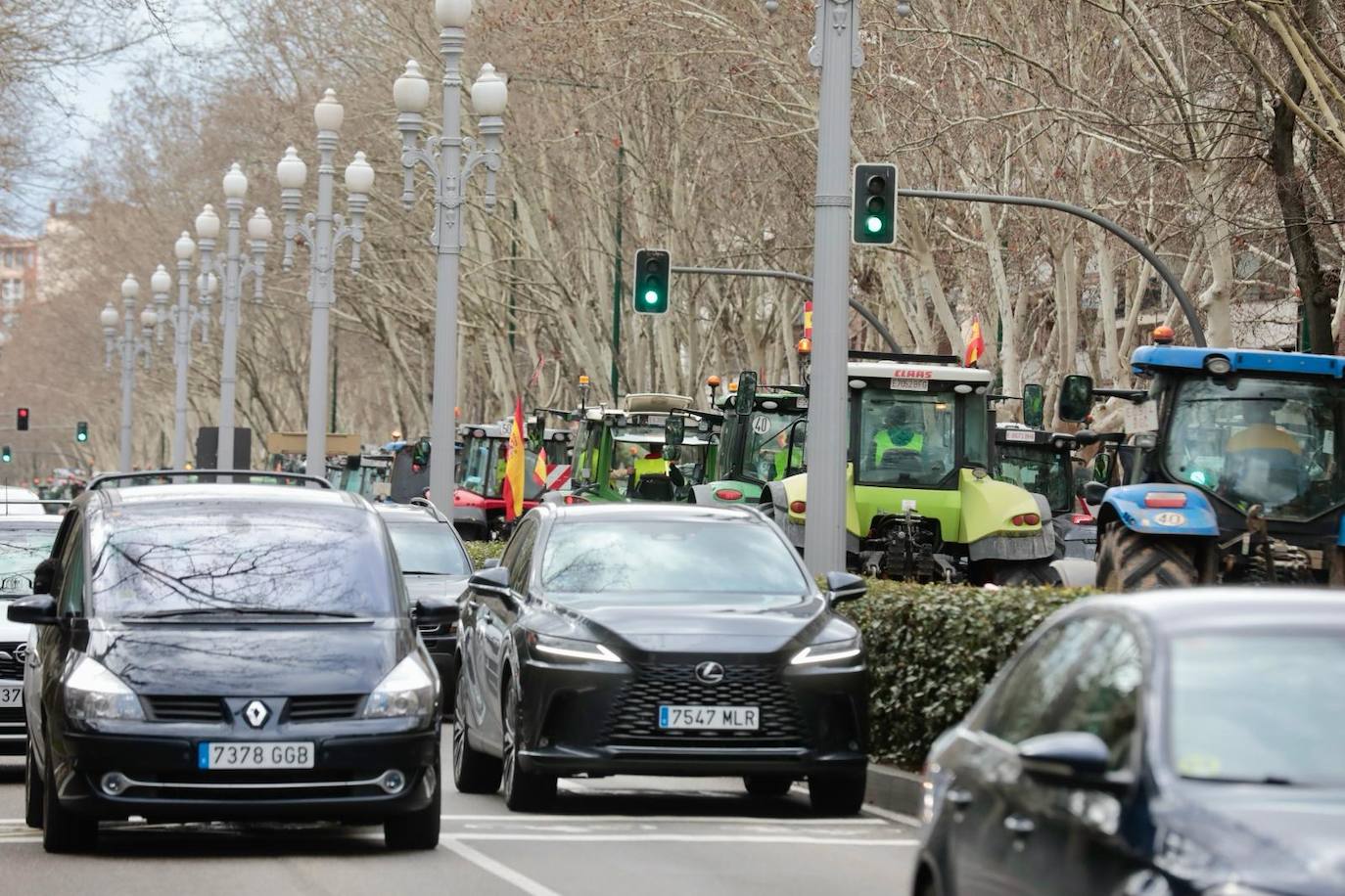 Multitudinaria tractorada de protesta en Valladolid