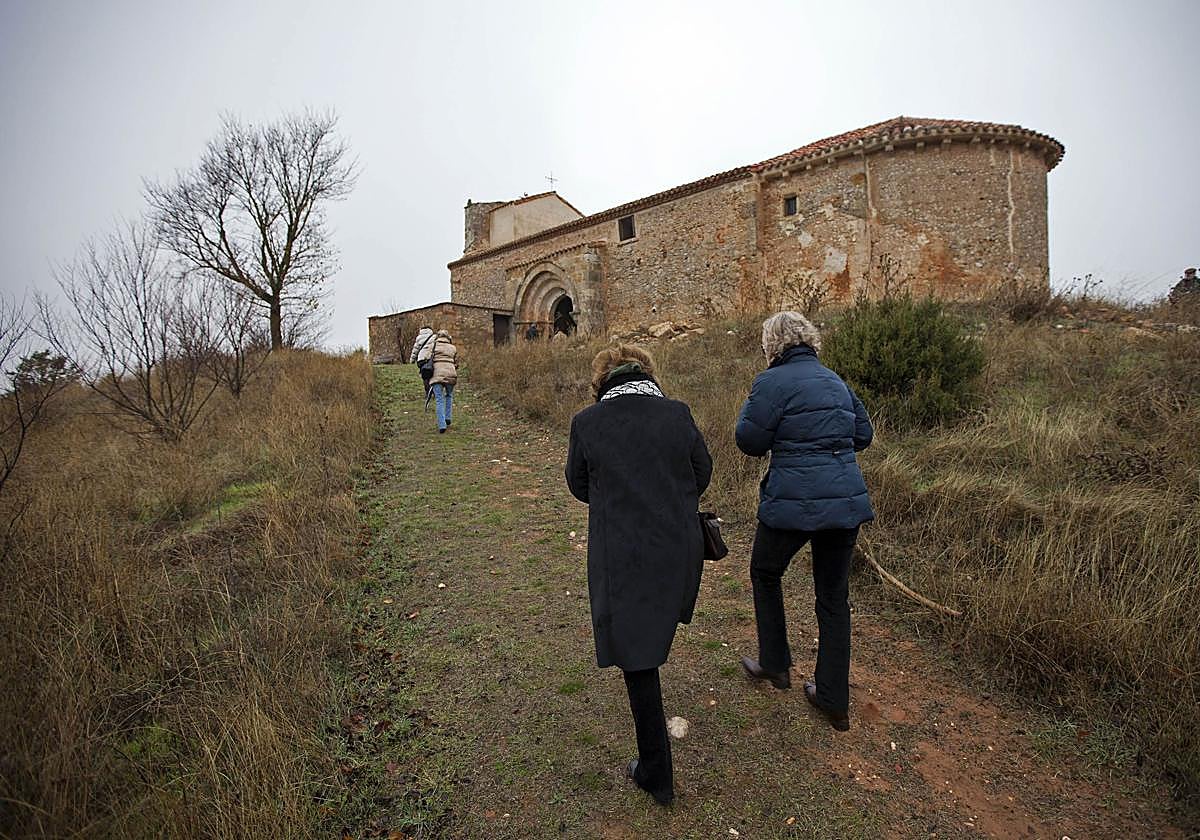 Visitantes acceden al templo de Nuestra Señora de la Asunción, en Osonilla.