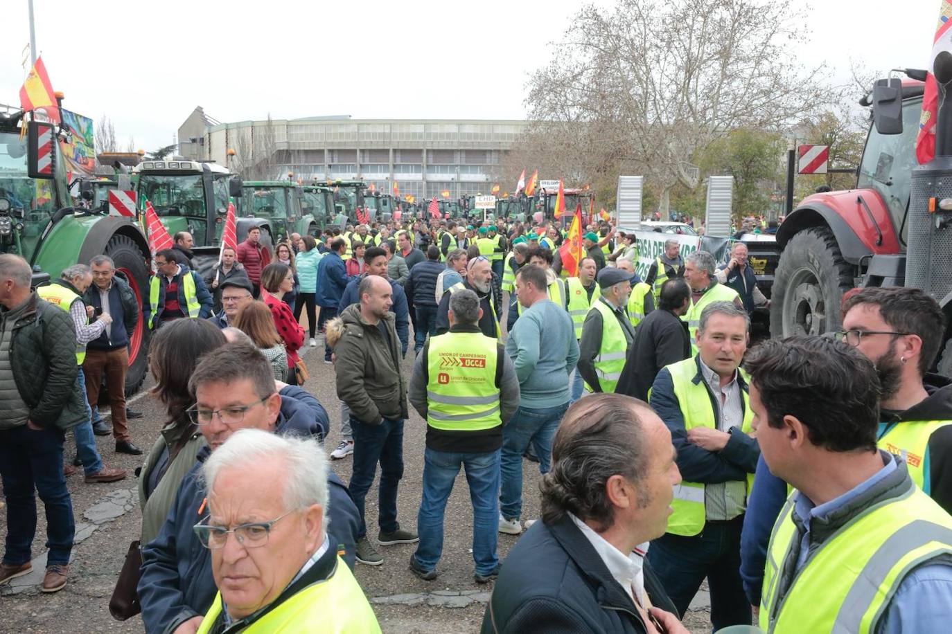 Multitudinaria tractorada de protesta en Valladolid