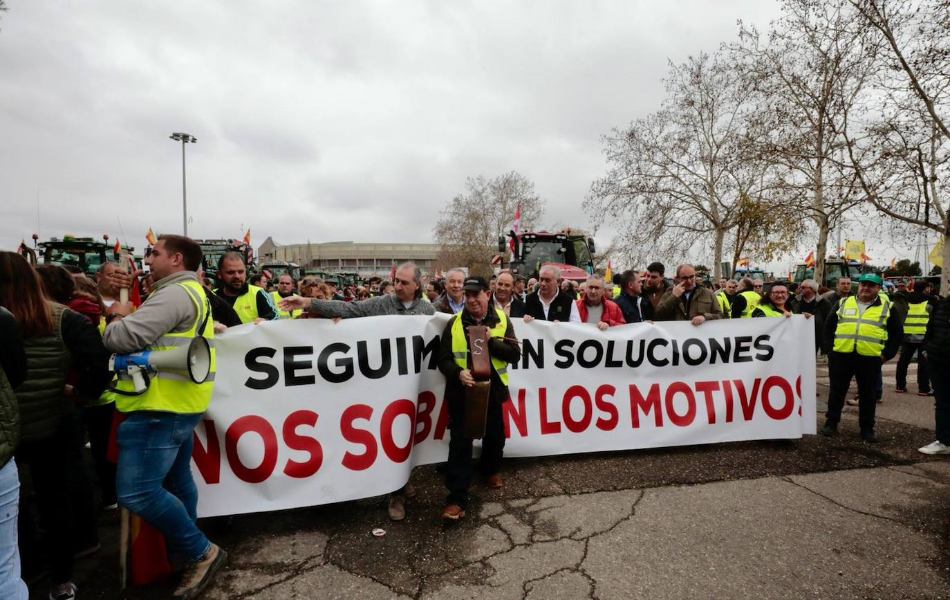 Multitudinaria tractorada de protesta en Valladolid