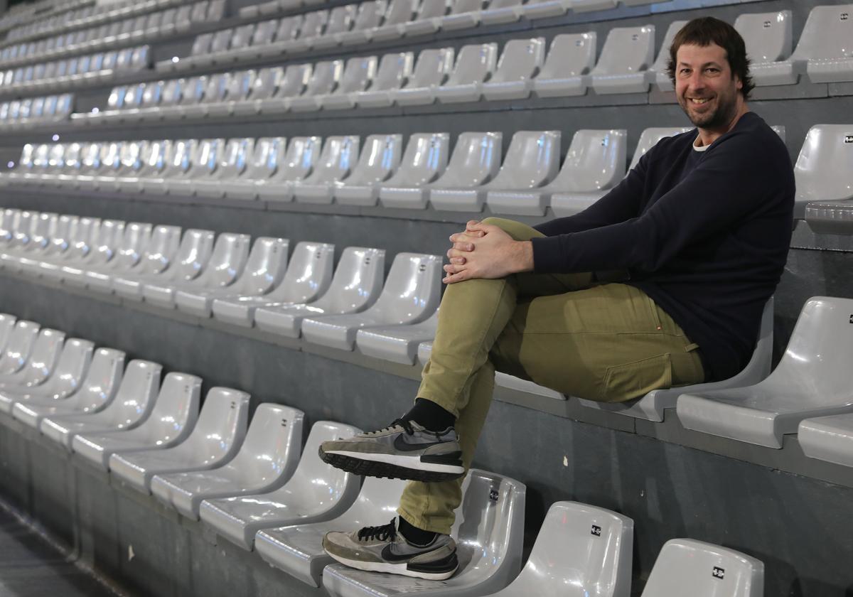 El director deportivo del Zunder Palencia, Urko Otegui, en las gradas del Pabellón Municipal.