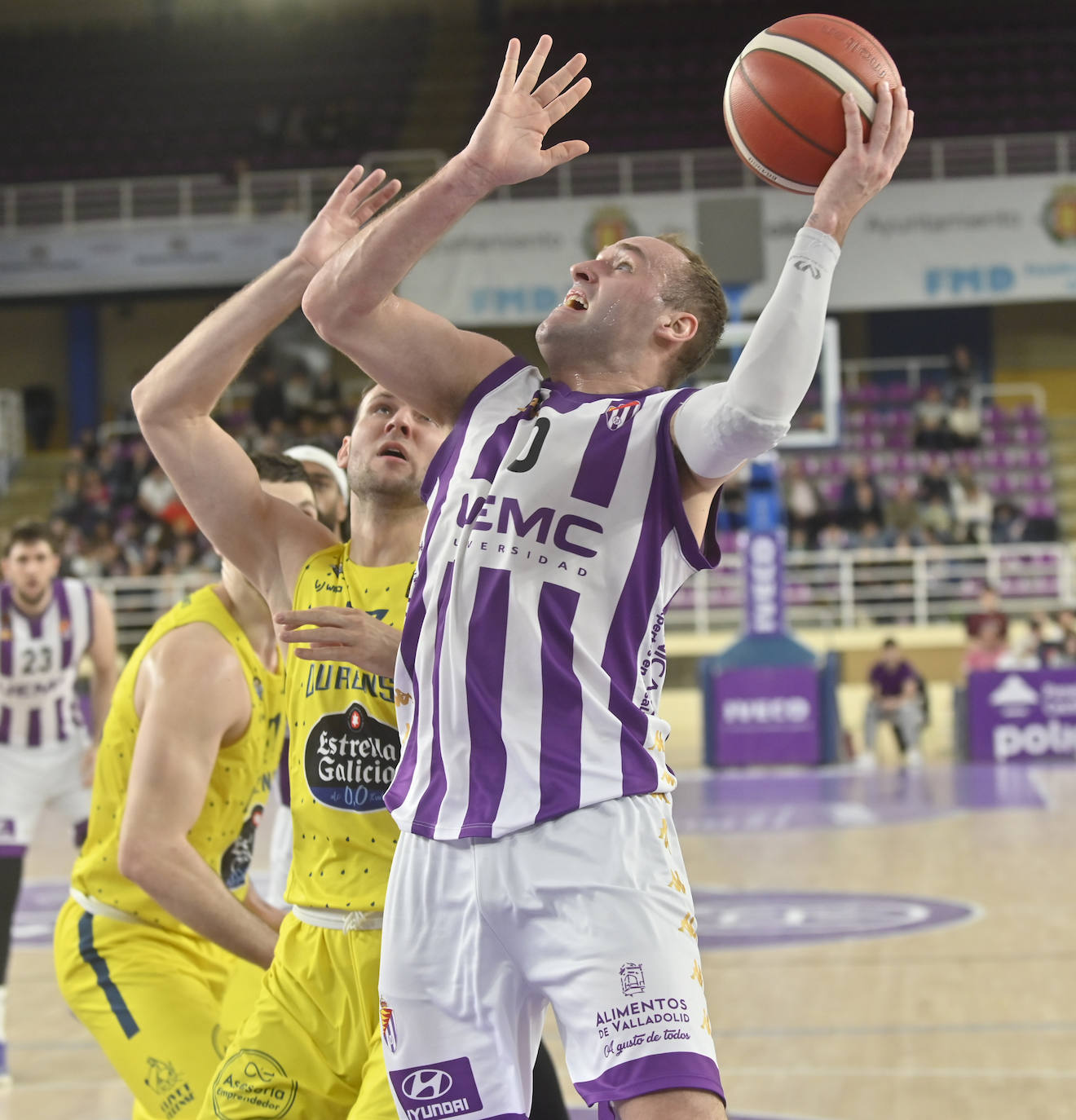 Las imágenes del encuentro disputado entre el Real Valladolid de Baloncesto y el Ourense