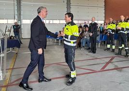 El alcalde felicita a uno de los bomberos distinguidos este sábado en el acto que ha tenido lugar en la Parque de Segovia.