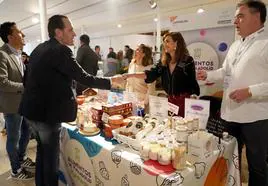 El presidente de la Diputación, Conrado Íscar, visita uno de los expositores de la Feria de Alimentos de Valladolid.