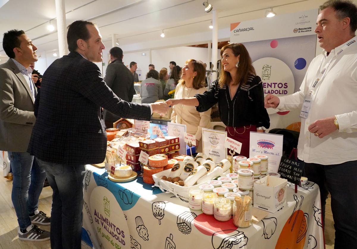 El presidente de la Diputación, Conrado Íscar, visita uno de los expositores de la Feria de Alimentos de Valladolid.