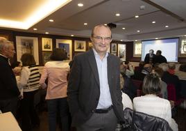 El doctor Luis de La Fuente, responsable del tras`plante cardíaco, en la asamblea de pacientes en Valladolid.