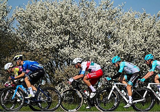 Samitier comanda el grupo de escapados en la Milán-San Remo.