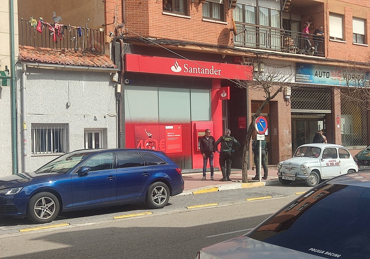 Agentes de la Guardia Civil en la puerta del domicilio junto al 600