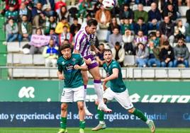 César Tárrega, que acabó expulsado en el 82, despeja el balón entre dos rivales durante el Racing de Ferrol-Real Valladolid