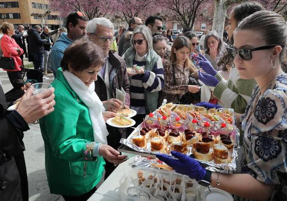 Los jóvenes de la parroquia sirven las tapas.