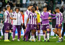Jugadores y técnicos del Real Valladolid, tras la derrota en el campo del Racing de Ferrol
