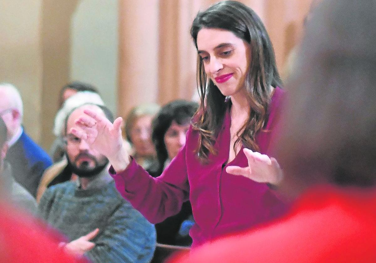 Ana Fernández-Vega dirige un coro durante un concierto.
