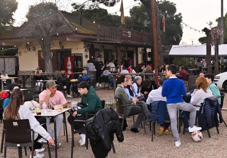 El bar Antequera organizó este domingo por la tarde una fiesta de despedida por el fin de la concesión.