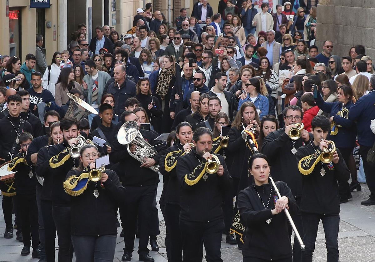 Llegada multitudinaria de la banda de cornetas y tambores de San Andrés a la plaza de San Martín, en el certamen de este domingo.