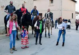 Asistentes a la Fiesta Rociera de Tordehumos, celebrada este sábado.