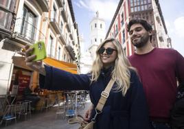 Una pareja de turistas, provenientes de Madrid y Béjar se toman un selfie con la Catedral.