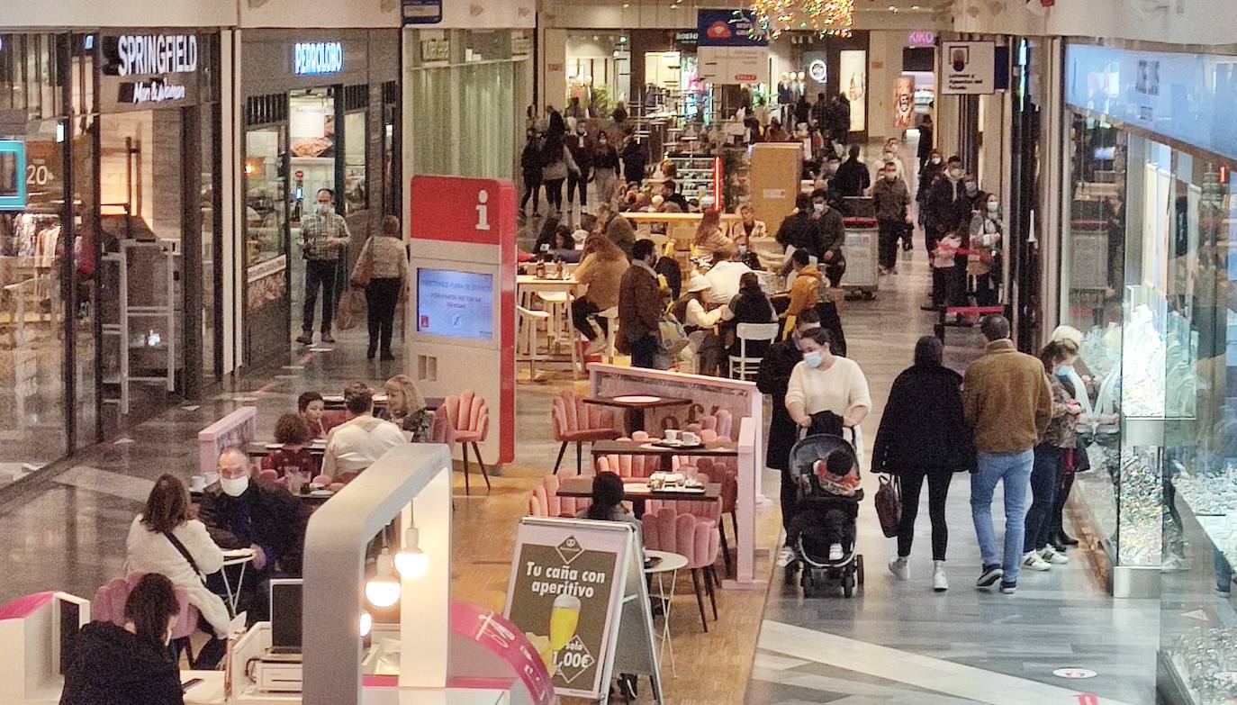 Arrestada por robar tres monederos y tres billeteras en un centro comercial