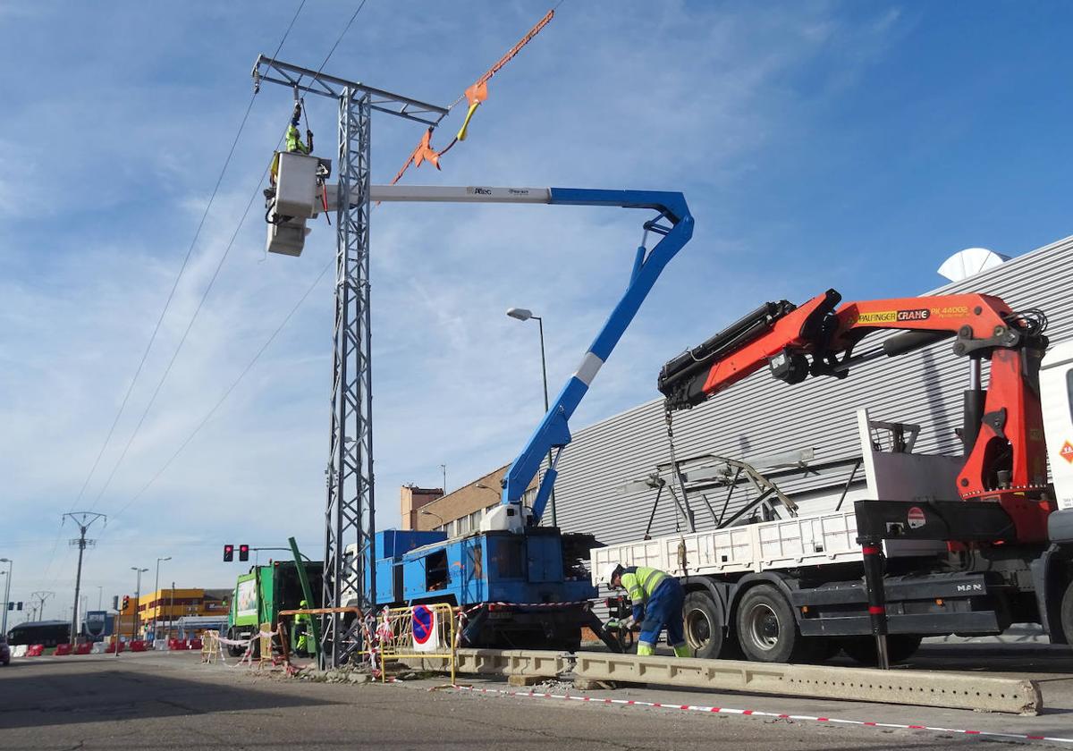 Los operarios retiran el primer poste de media tensión y cortan la línea en la avenida de El Norte de Castilla.