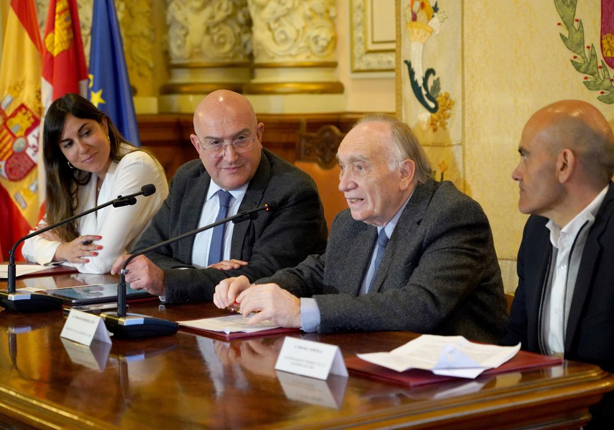 La concejala Blanca Jiménez; el alcalde, Jesús Julio Carnero; el presidente de la Academia de Cine, Fernando Méndez-Leite, y el vicepresidente de la Academia, Rafael Portela durante la rueda de prensa.