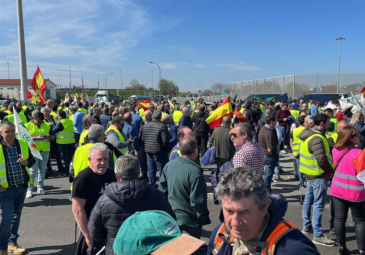 Participantes en la movilización de este lunes en el puerto de Santander.