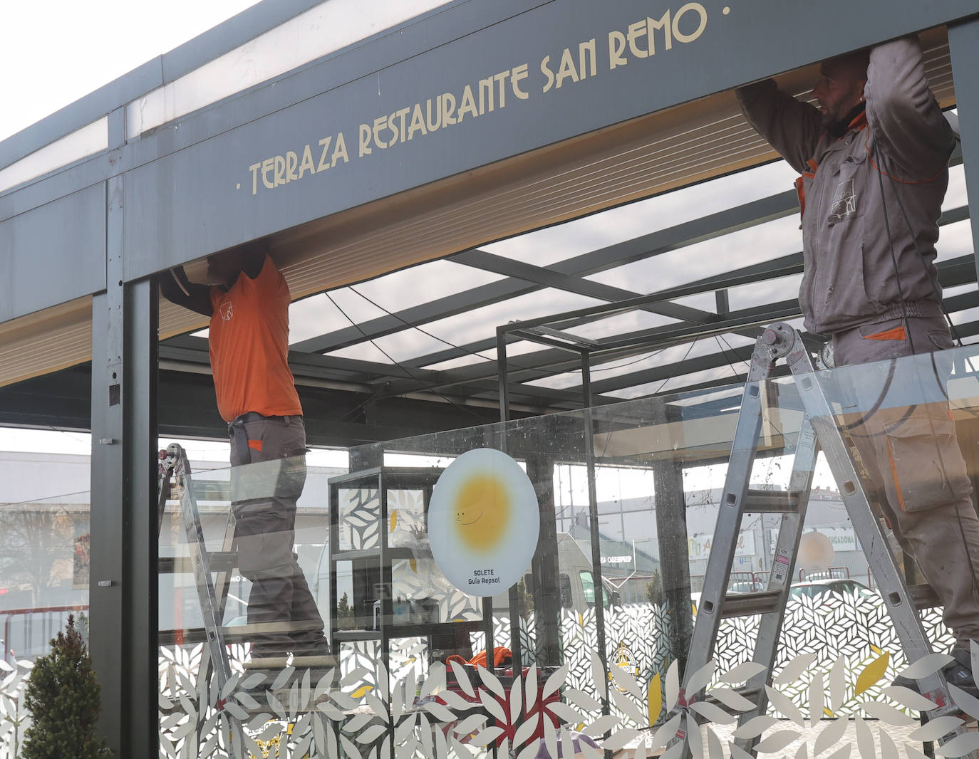 Así se retira la terraza del restaurante San Remo de Palencia