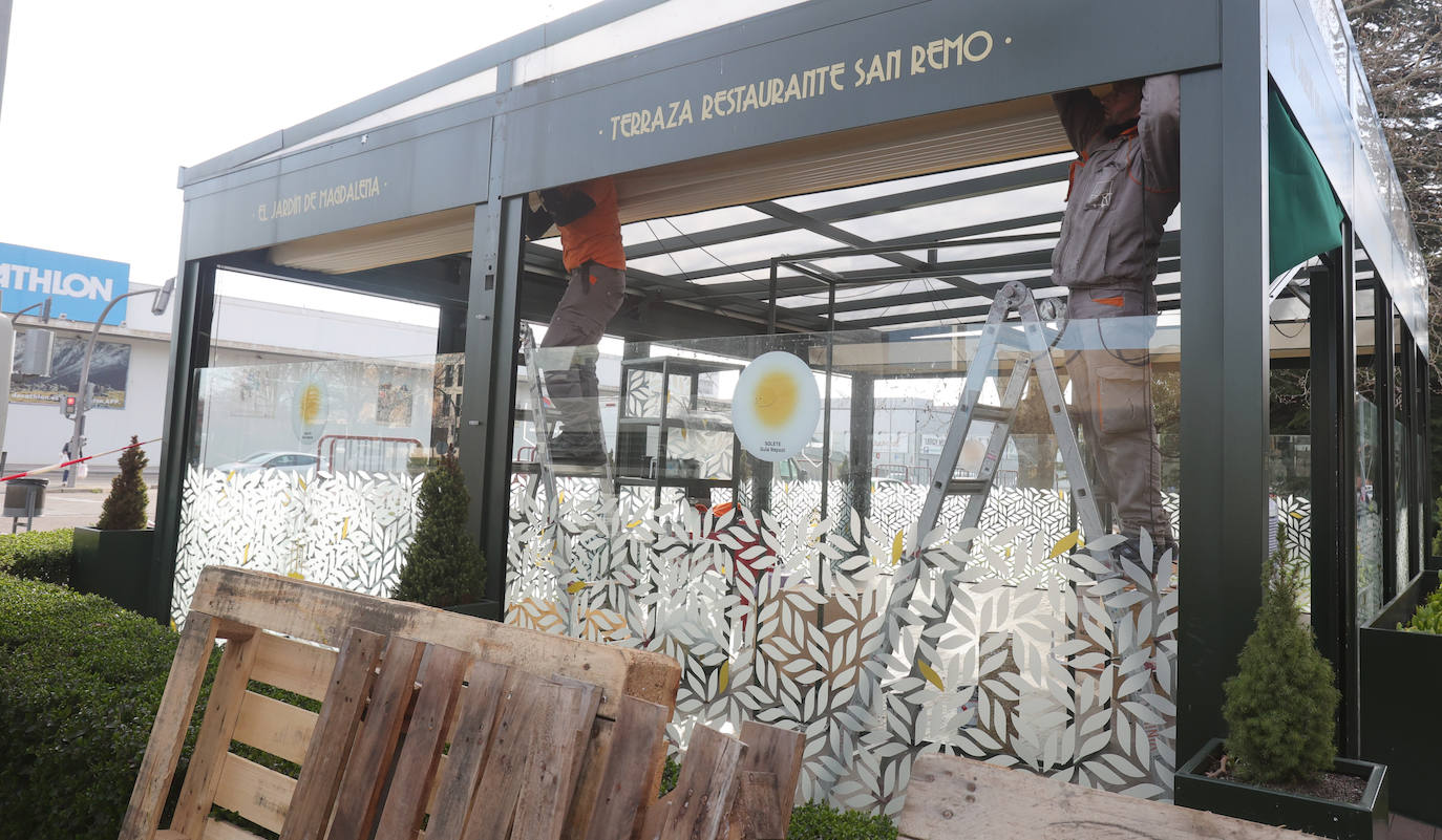 Así se retira la terraza del restaurante San Remo de Palencia