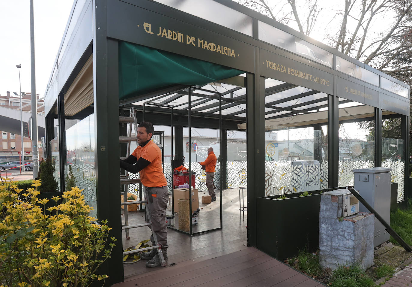 Así se retira la terraza del restaurante San Remo de Palencia