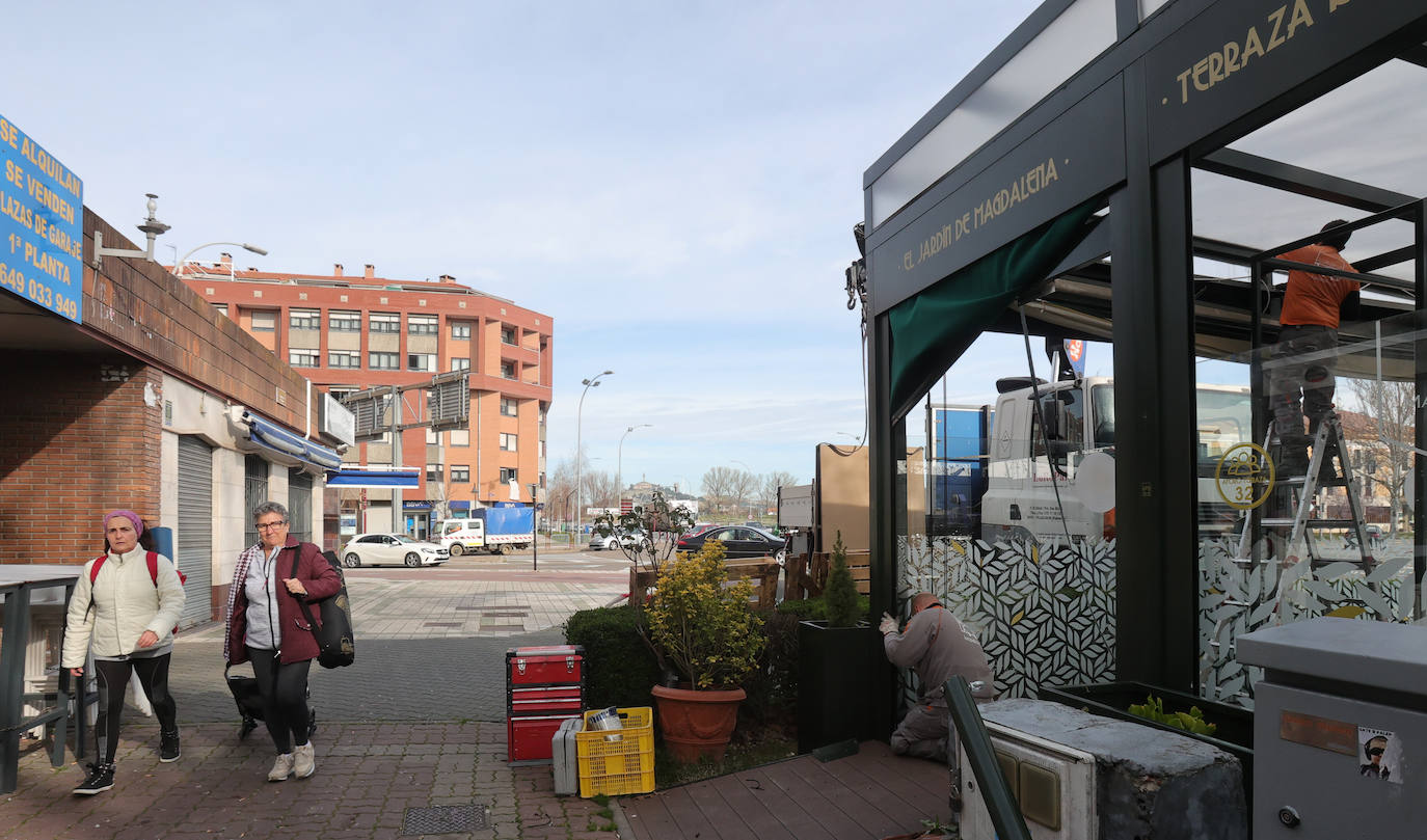 Así se retira la terraza del restaurante San Remo de Palencia