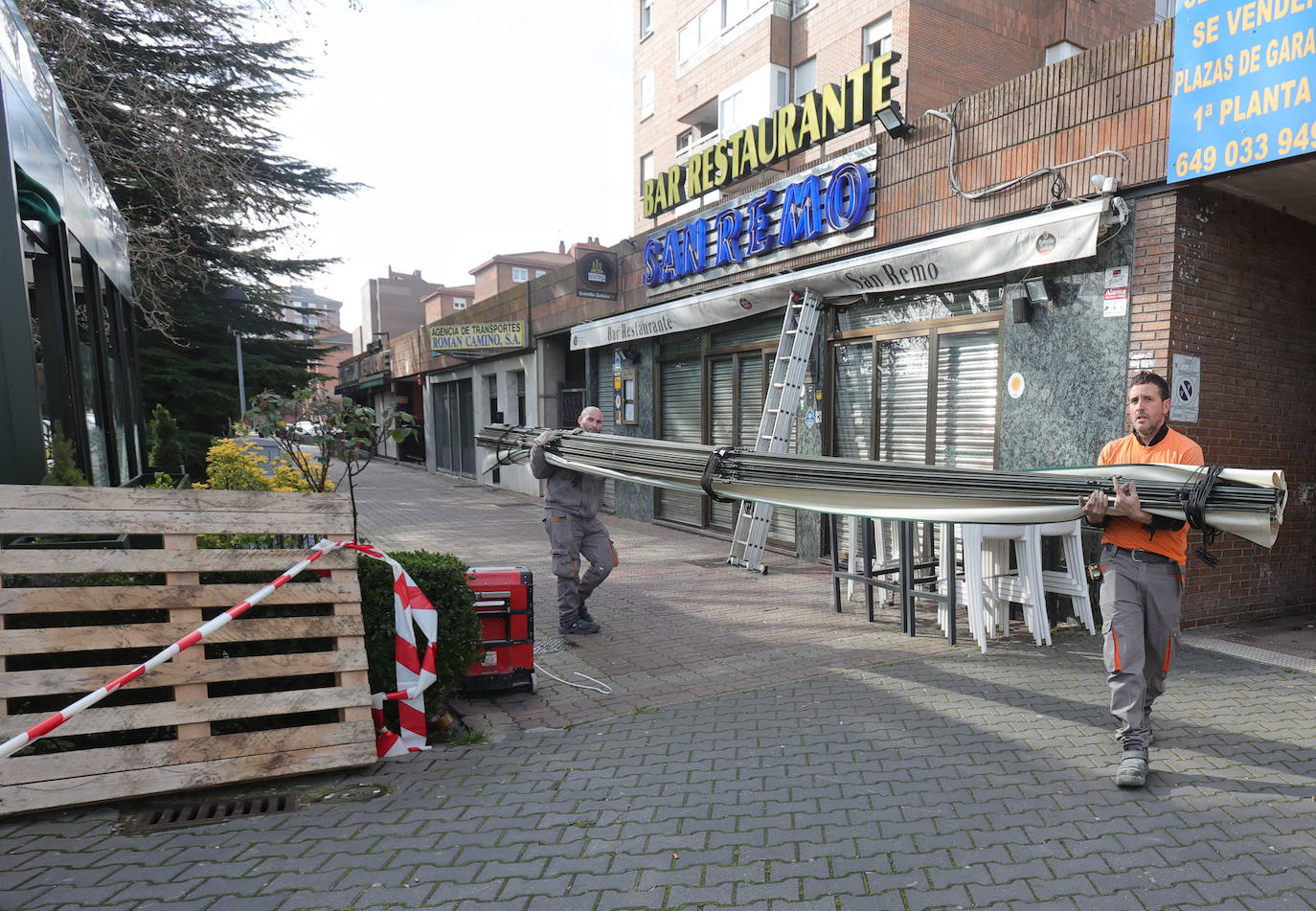 Así se retira la terraza del restaurante San Remo de Palencia