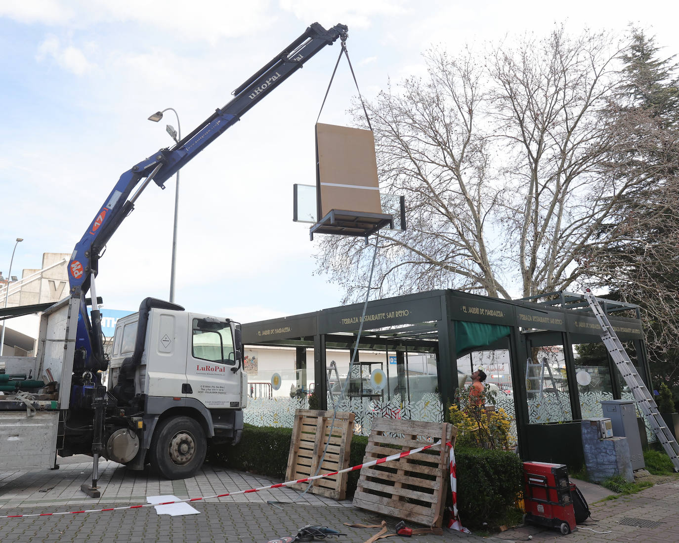 Así avanza la retirada de la terraza del San Remo en Palencia