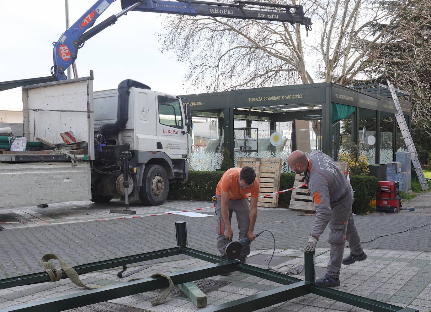 Así avanza la retirada de la terraza del San Remo en Palencia