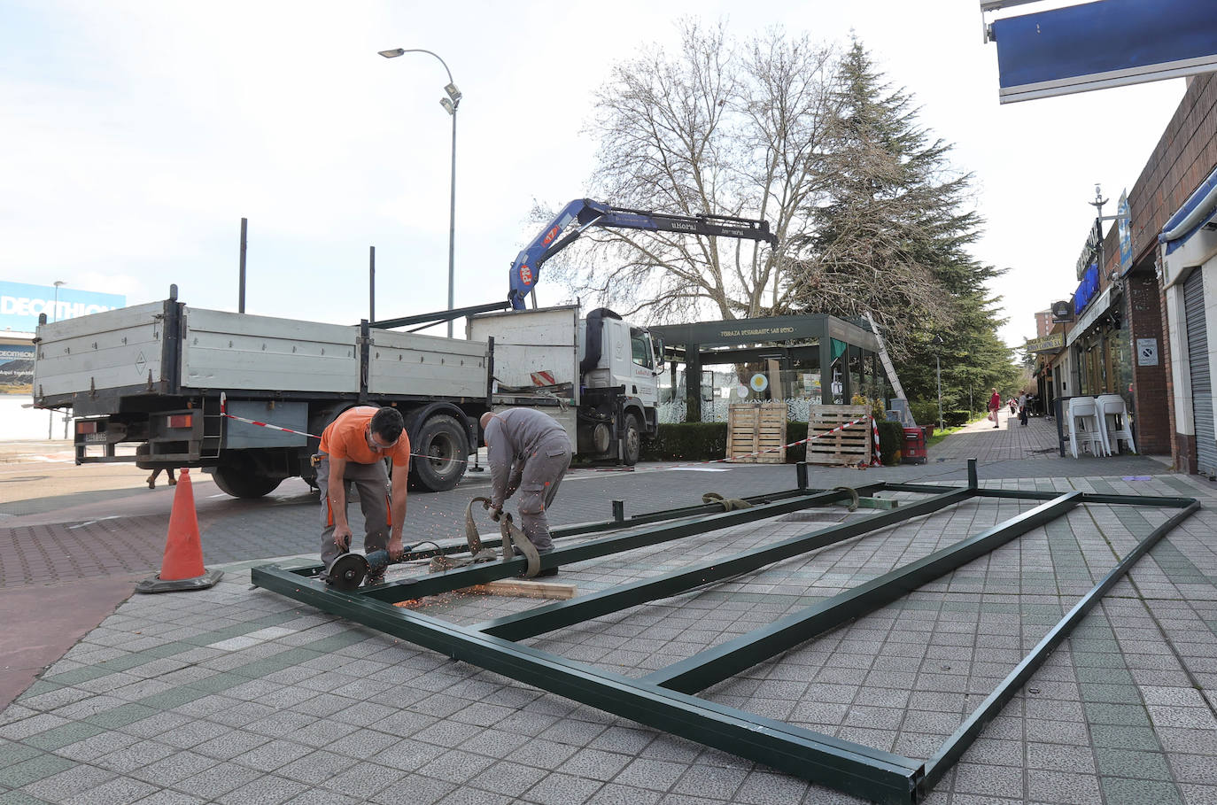 Así avanza la retirada de la terraza del San Remo en Palencia