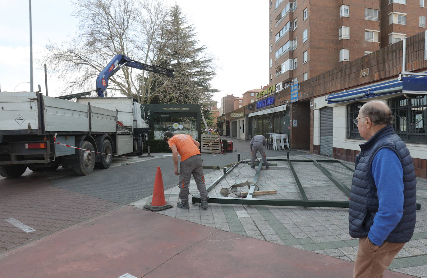 Así avanza la retirada de la terraza del San Remo en Palencia