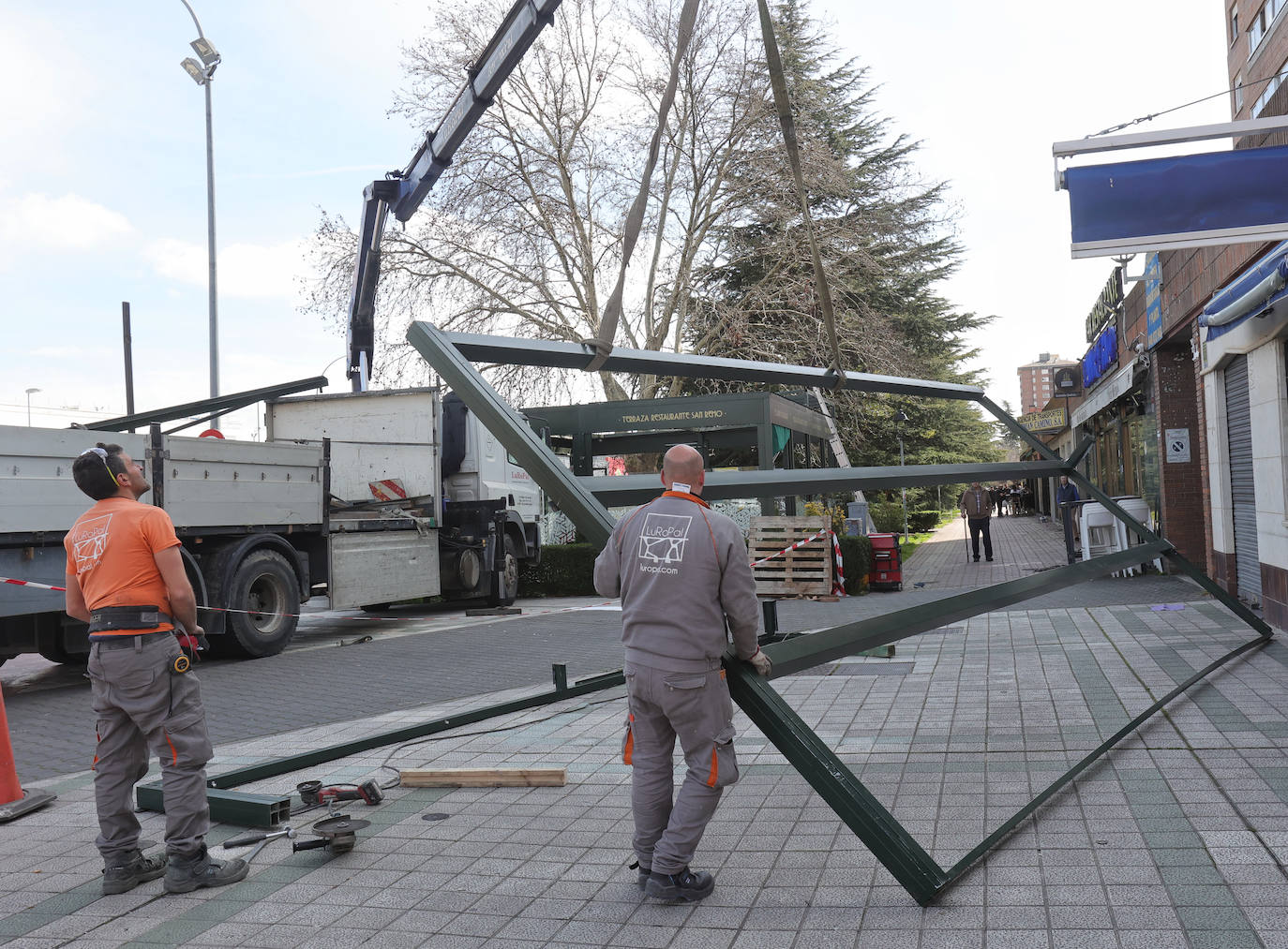 Así avanza la retirada de la terraza del San Remo en Palencia