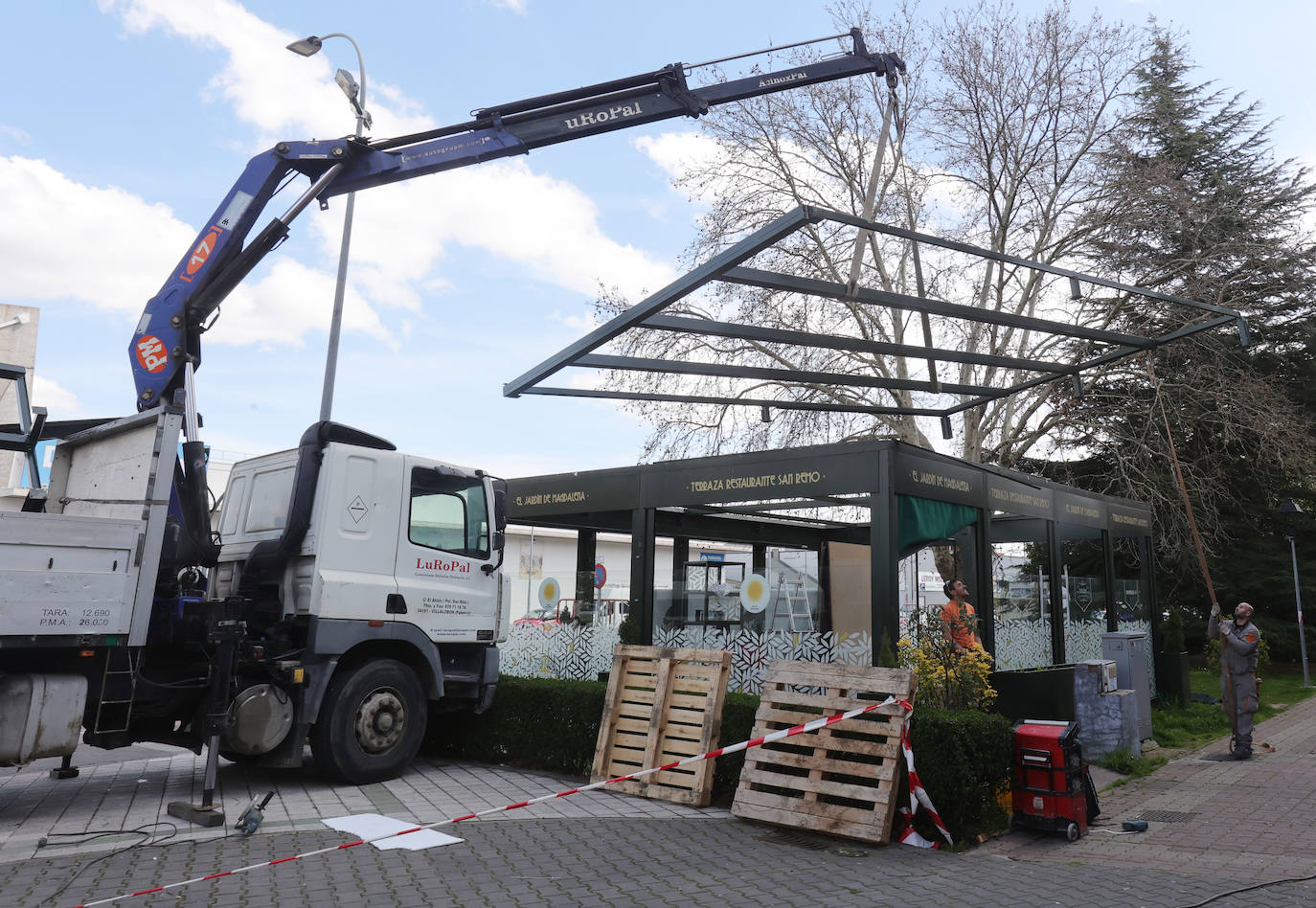 Así avanza la retirada de la terraza del San Remo en Palencia