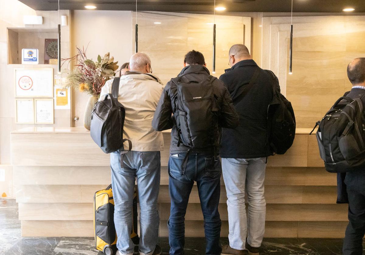 Turistas en la recepción del Hotel Olid de Valladolid.