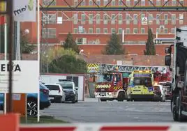 Policía, bomberos y ambulancias, en la planta el día del accidente.