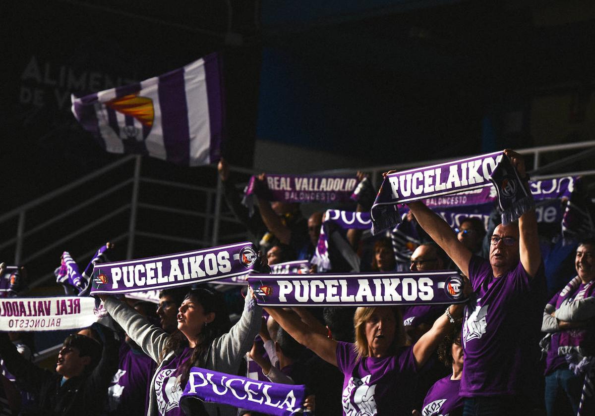 La afición blanquivioleta animando al Real Valladolid.