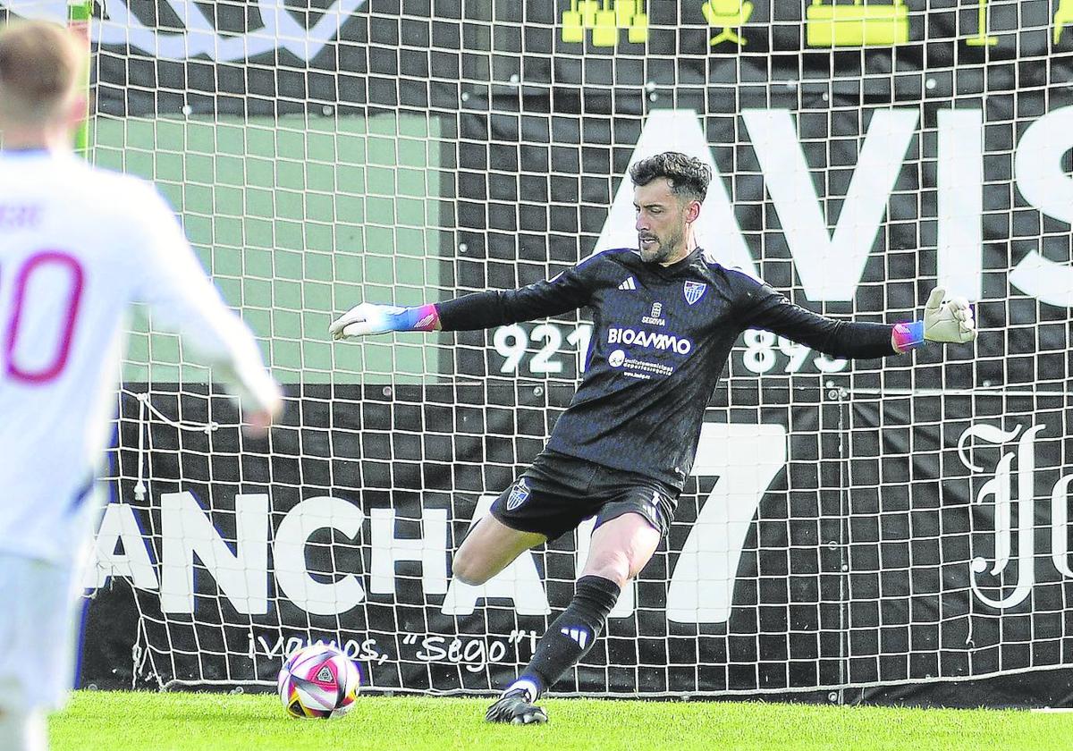 El guardameta gimnástico Carmona, durante el partido del pasado domingo ante el Ursaria.