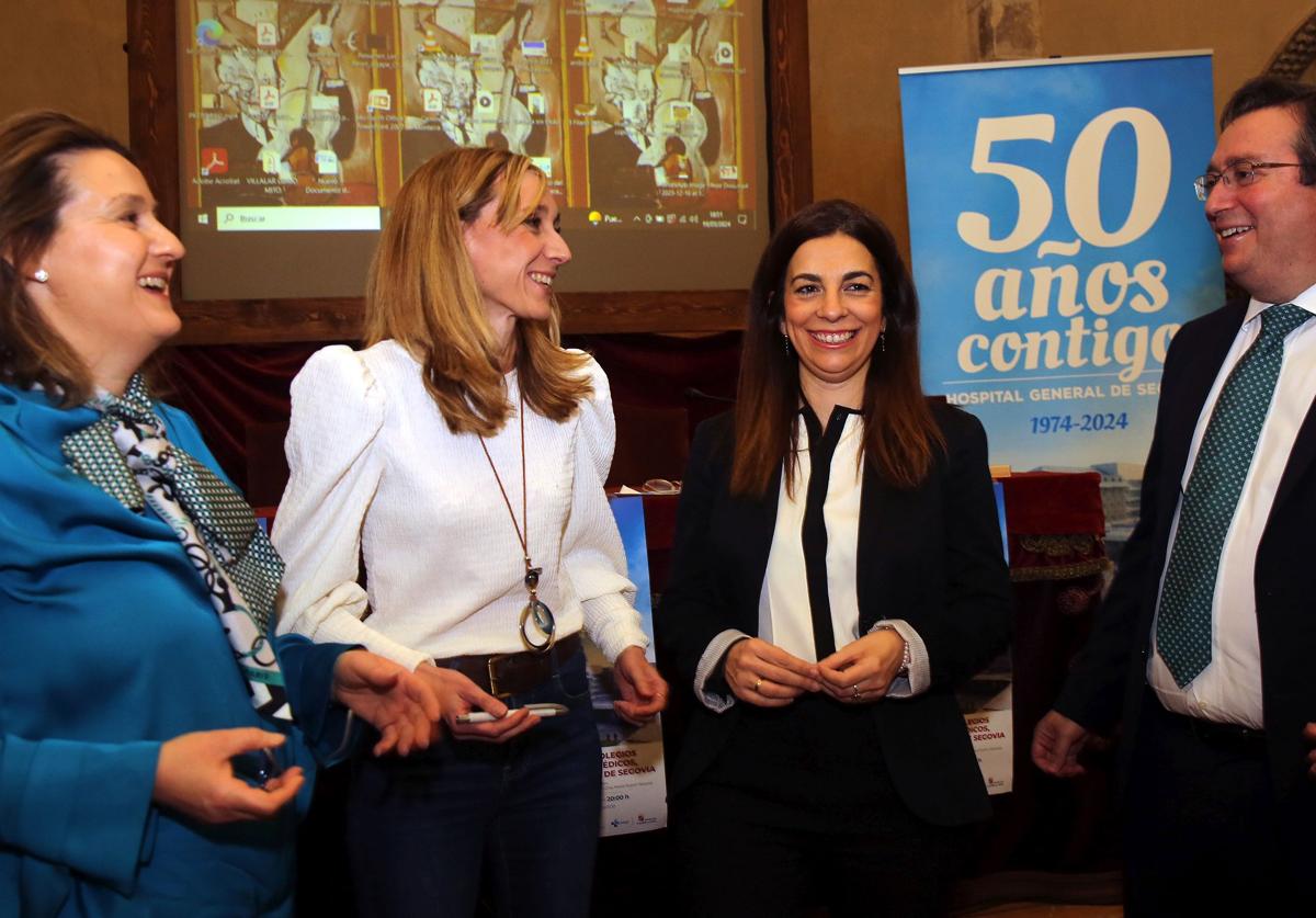 Desde la izquierda, Marta Ruano, María José Uñón, Isabel Marcos y Graciliano Estrada, antes de empezar la conferencia.