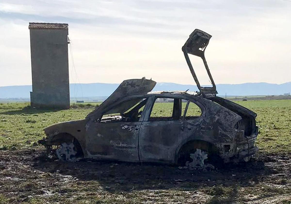 Uno de los coches calcinados cerca de la carretera entre Cantimpalos y Pinillos de Polendos.