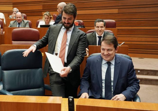 Juan García-Gallardo y Alfonso Fernández Mañueco, sonrientes antes de comenzar el Pleno.